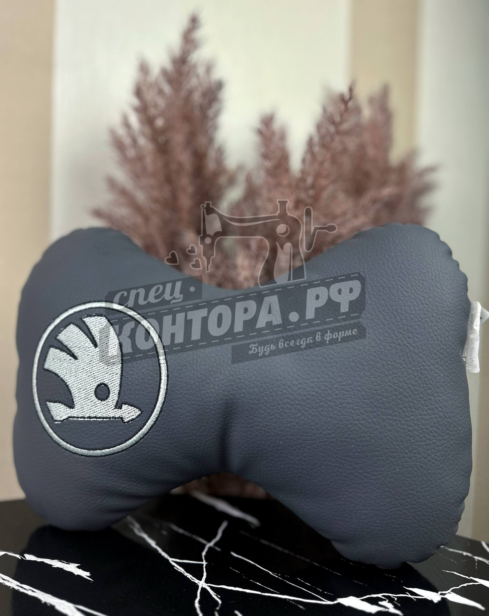 859161042635 Подушка авто Шкода эко кожа шоколад СП — изображение 1